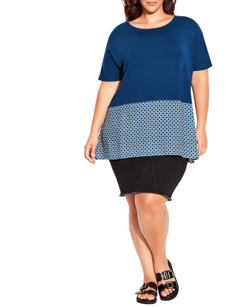 Front of a model wearing a size 14 Selina Geo Print Top in Azure Blue / White by avenue. | dia_product_style_image_id:233605